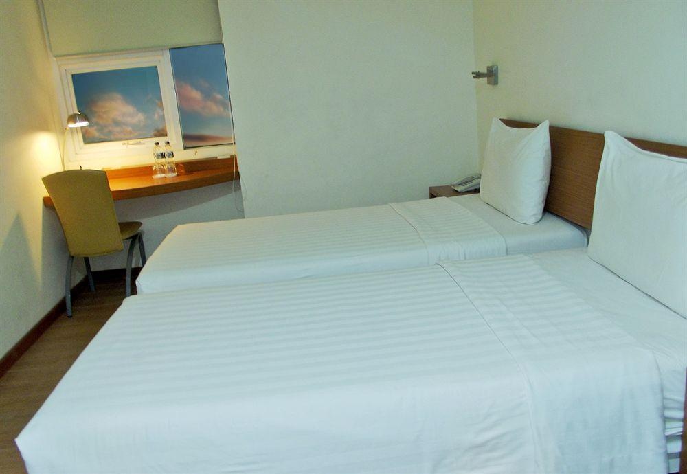 Whiz Hotel Malioboro Yogyakarta Exterior photo