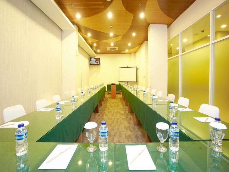 Whiz Hotel Malioboro Yogyakarta Exterior photo