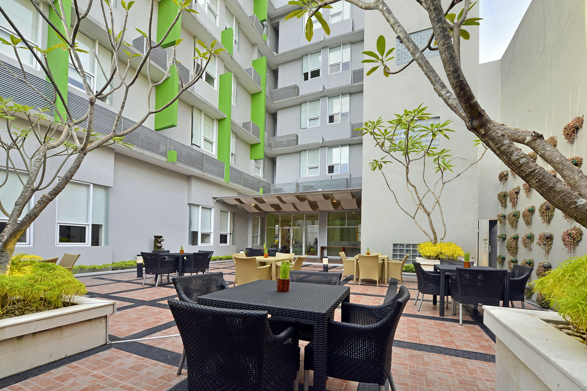 Whiz Hotel Malioboro Yogyakarta Exterior photo