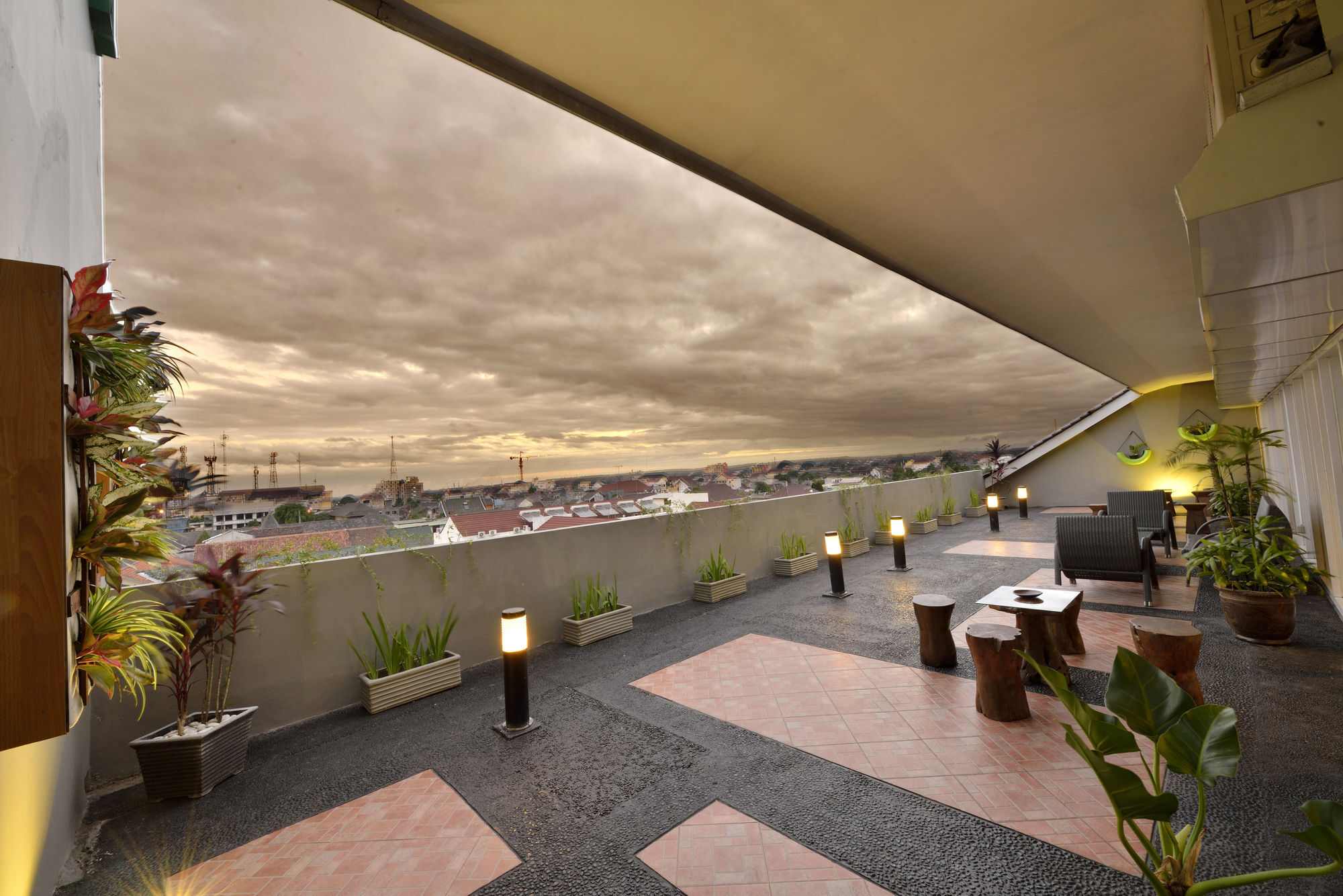 Whiz Hotel Malioboro Yogyakarta Exterior photo